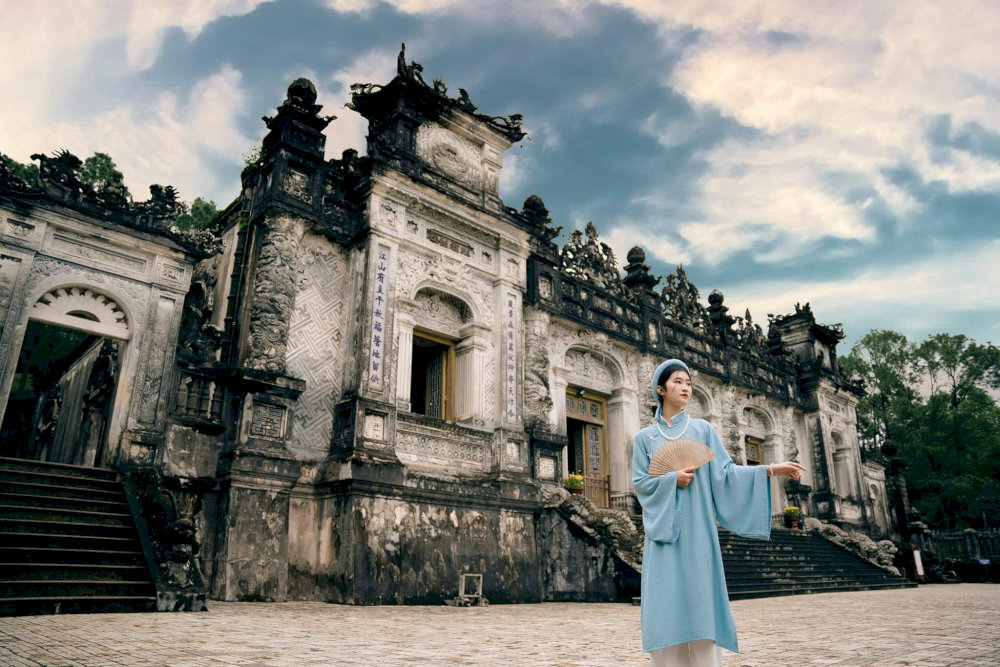 Du khách có thể đặt tour để kết hợp tham quan lăng 